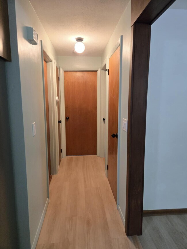 Suelo a juego en toda la vivienda. - 1280 S Beech St