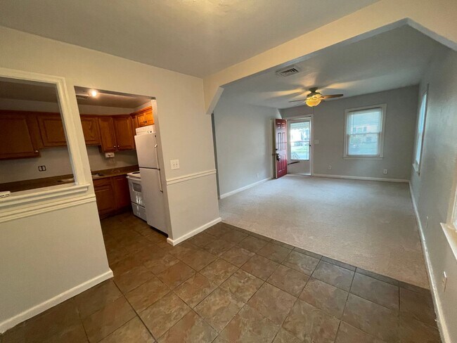 Building Photo - Ranch home available in Hollywood Section ...