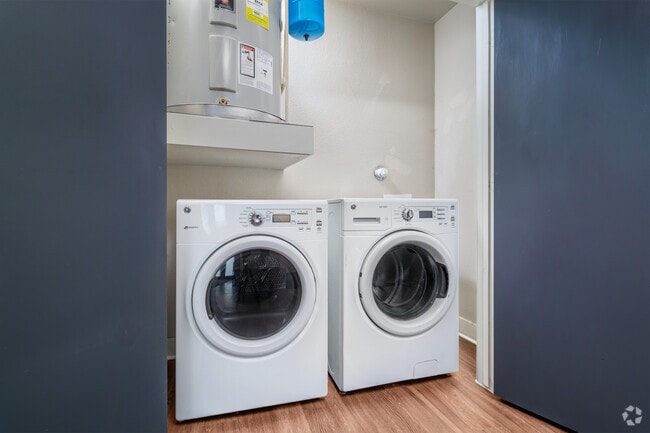 2BR, 2BA - 1048SF Laundry - Lofts on Main