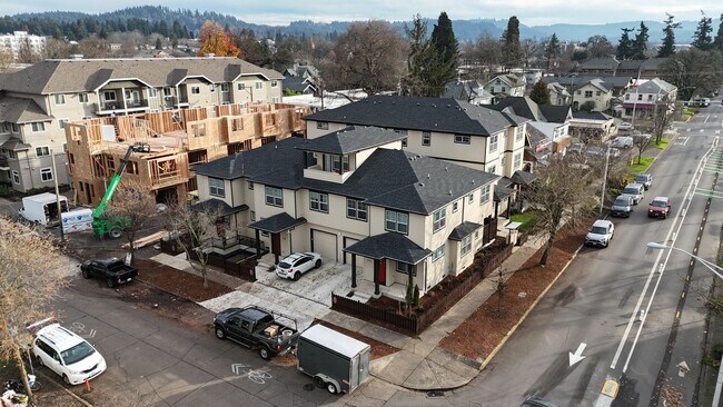 Foto del edificio - NEW 4 Bedroom / 4.5 Bath Townhome. A/C in every bedroom