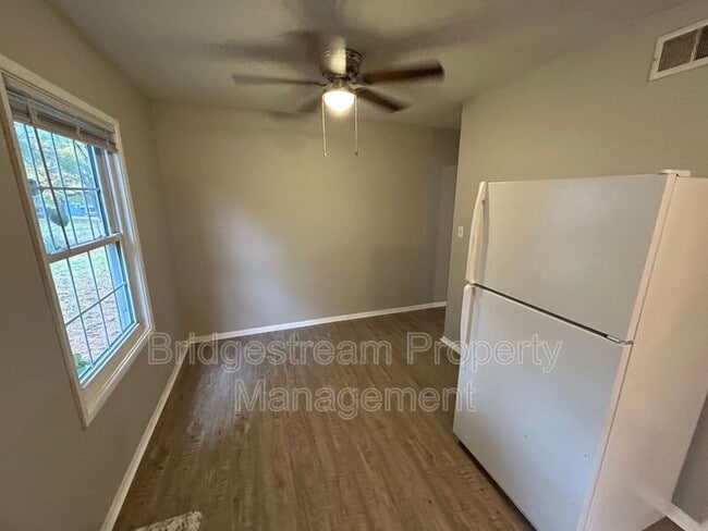 Building Photo - 1205 S Maple Ave