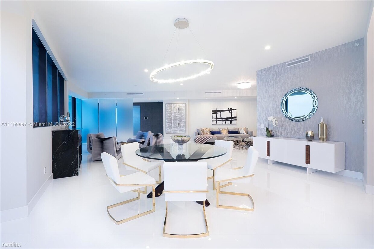 Foto principal - 18555 Collins Ave