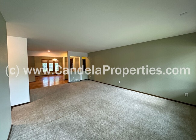 Building Photo - 2970 Shoreham Cir