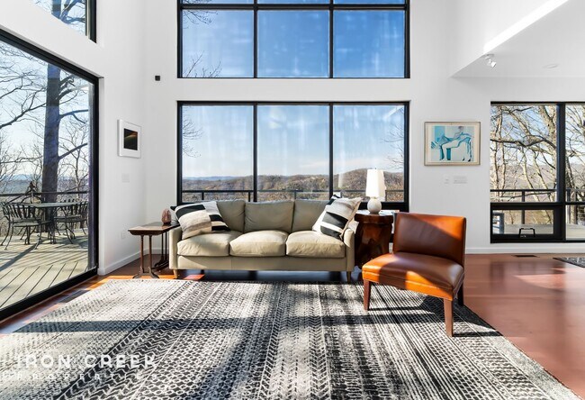 Foto del edificio - Luxury Furnished Home on Town Mountain