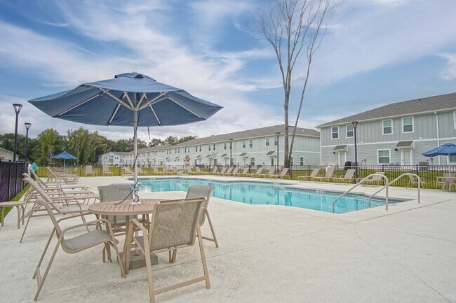 Foto del edificio - Spacious North Pensacola Townhome Featuring Modern Finishes, Granite Kitchen, Private Garage, Com...