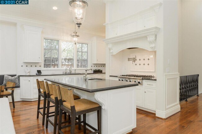 Foto del edificio - Beautifully Updated 5-Bedroom Home in Prim...