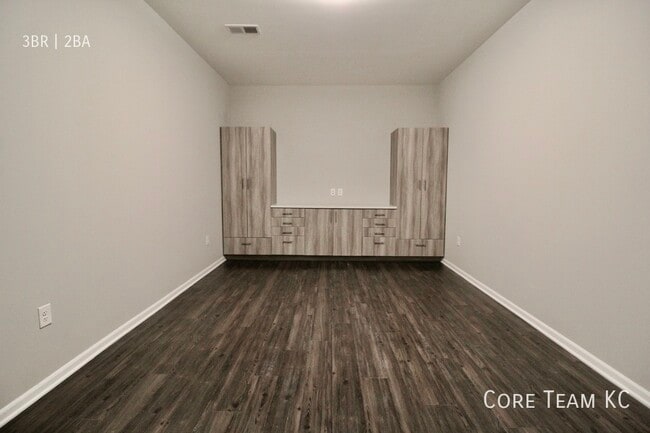 Building Photo - Spacious Three bedroom in Midtown!