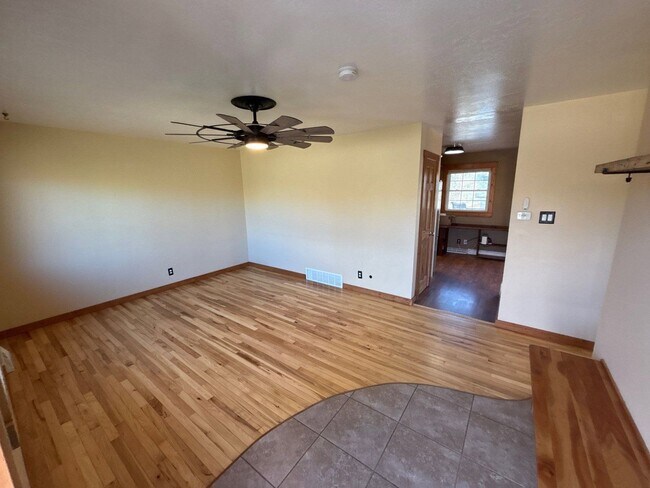 Building Photo - 218 6th St