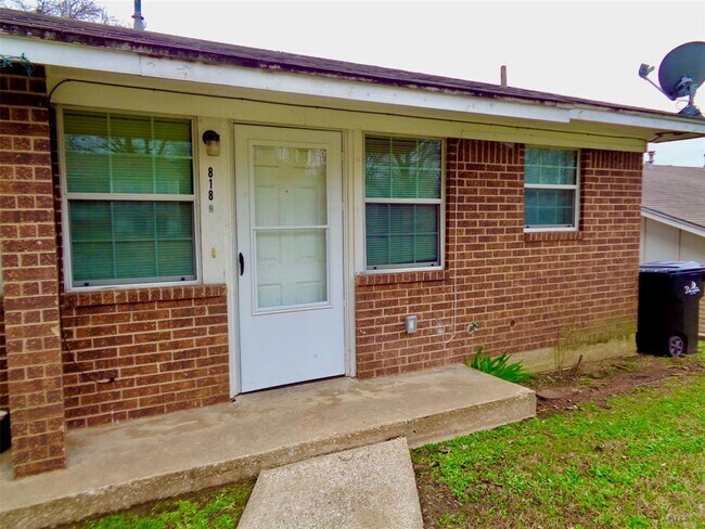 Building Photo - 818 W Texas St