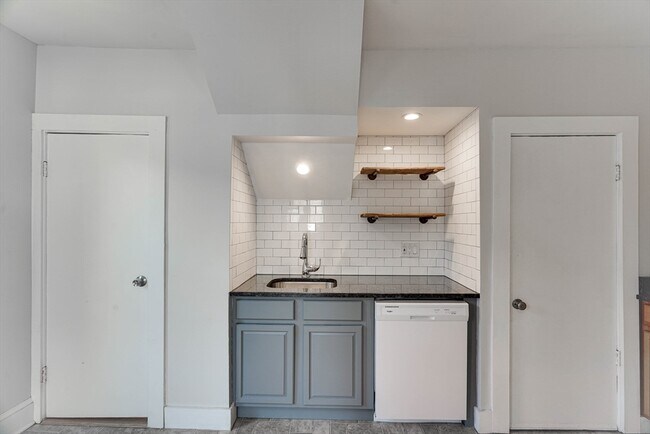 Building Photo - 14 Wheatland St