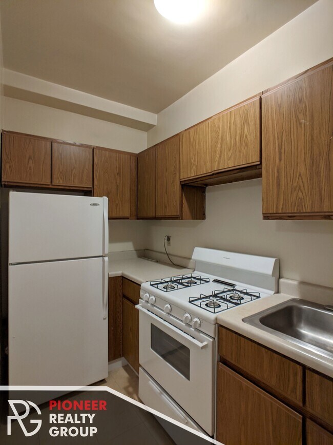 Building Photo - 522 W Briar Pl