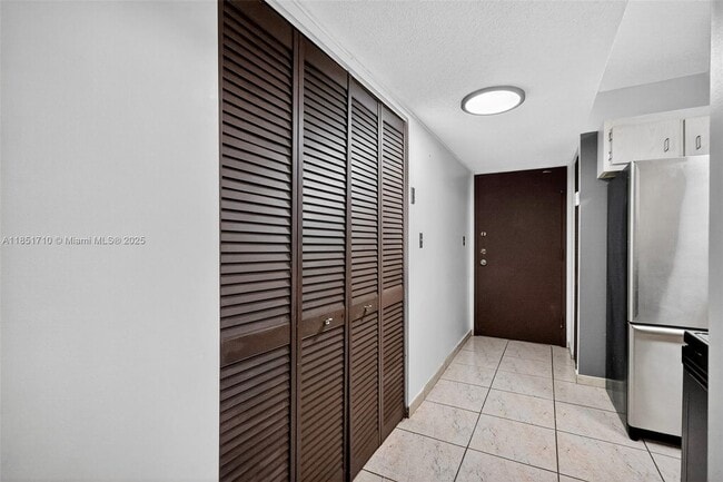 Building Photo - 2924 Collins Ave