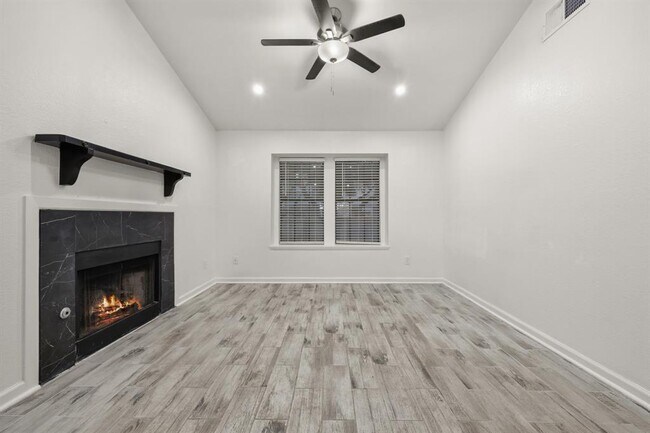 Foto del edificio - 1411 Gracy Farms Ln