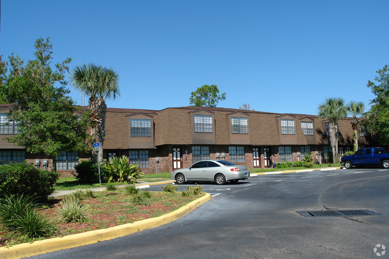 Primary Photo - VICTORIA GARDENS APARTMENTS