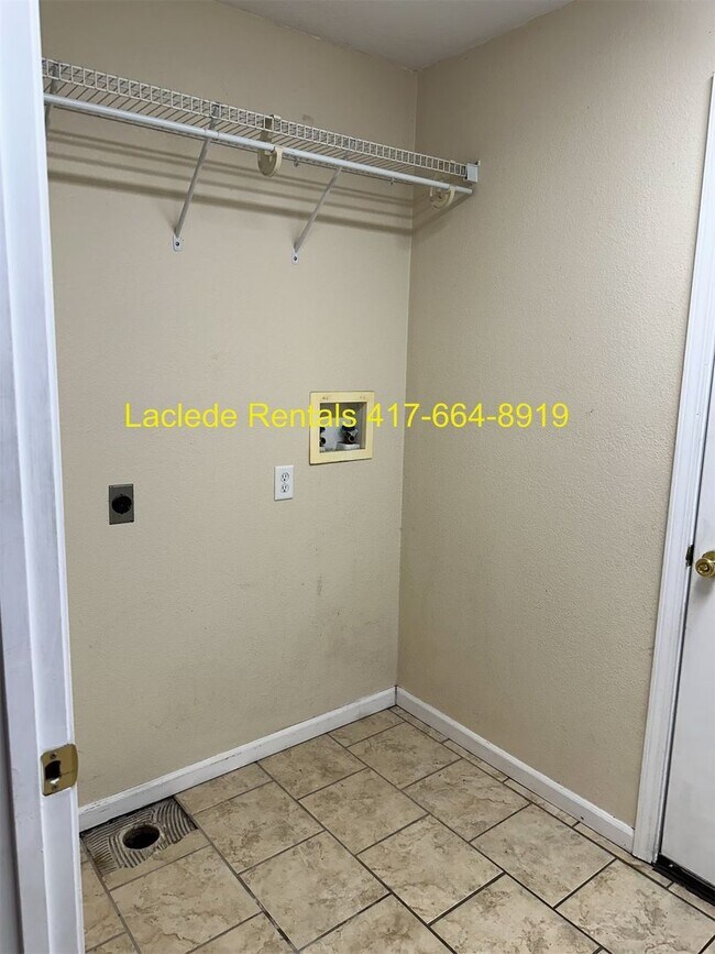 Building Photo - 3 Bedroom 2 Bathroom Duplex