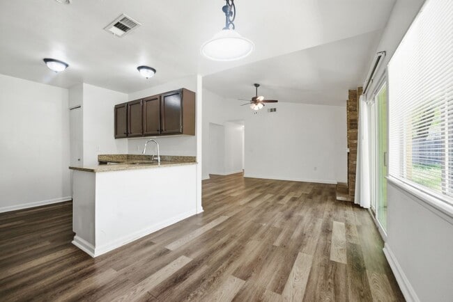 Foto del edificio - 5722 Misty Glen