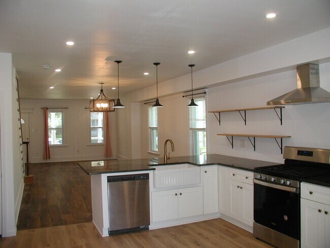 Building Photo - Beautiful 3 Bed - 1.5 Bath in Collingswood!