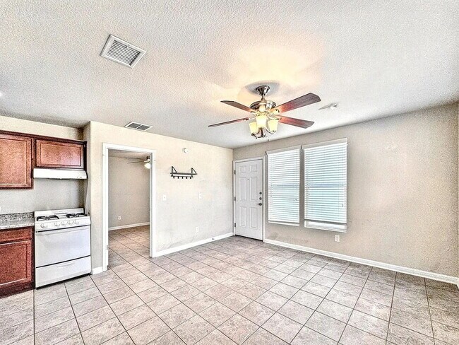 Foto del edificio - "Cozy 1-Bedroom Gem in San Marcos - Modern Comfort in 500 Sq Ft!"