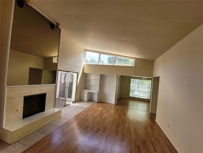 Foto del edificio - 7016 Briarmeadow Dr