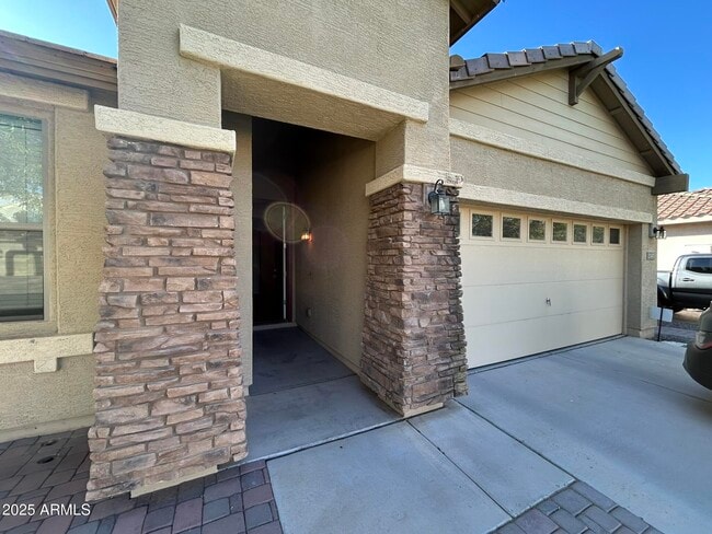 Building Photo - 2747 E Clifton Ave