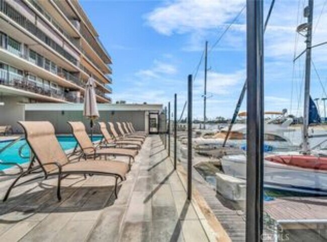 Foto del edificio - Spacious 2 Bedroom 2 Baths Condo with Water Views, Pool, and Parking!