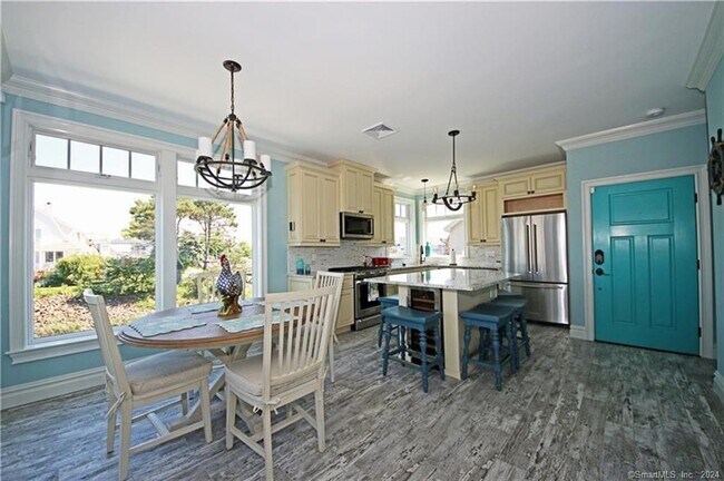 Foto del edificio - 2154 Fairfield Beach Rd
