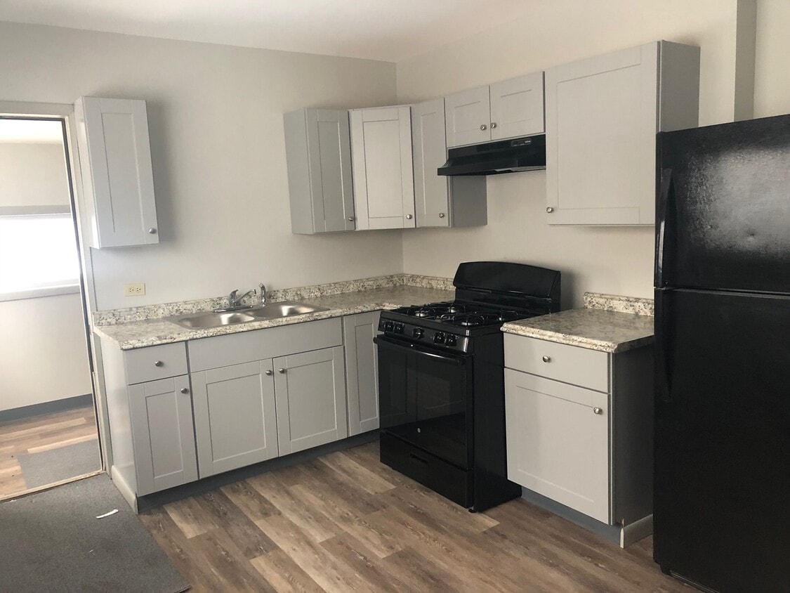 Kitchen - 112 W 1st St S