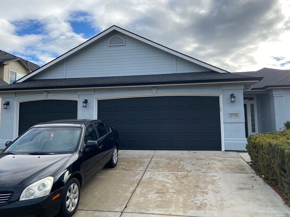 Primary Photo - Corner Lot Home with Bonus/Flex Space!