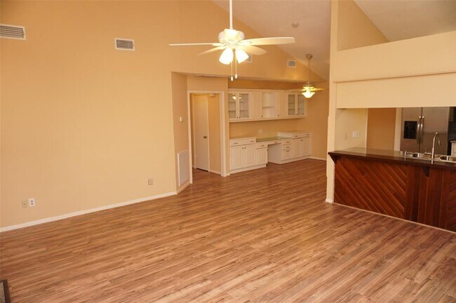 Building Photo - 204 Thunderbird Dr