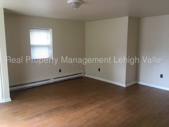 Building Photo - Three bedroom apartment available today!