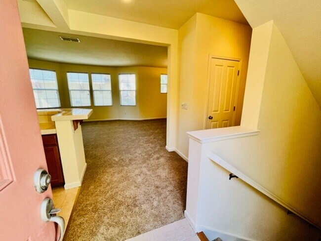 Building Photo - Gorgeous 3BD/2.5BA Tri-Level Townhouse- Ga...