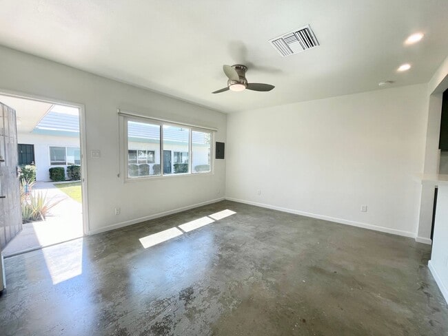Building Photo - AVAILABLE NOW! Studio Apartment in Palm Sp...