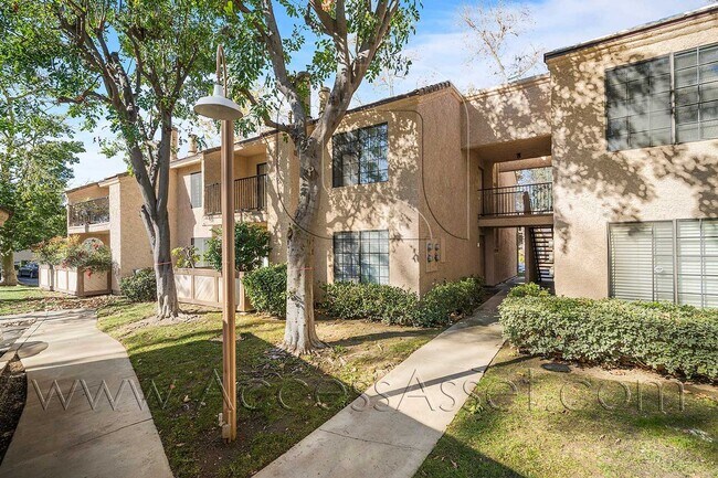 Building Photo - Charming Upstairs 2 Bed/2 Bath  Condo That...