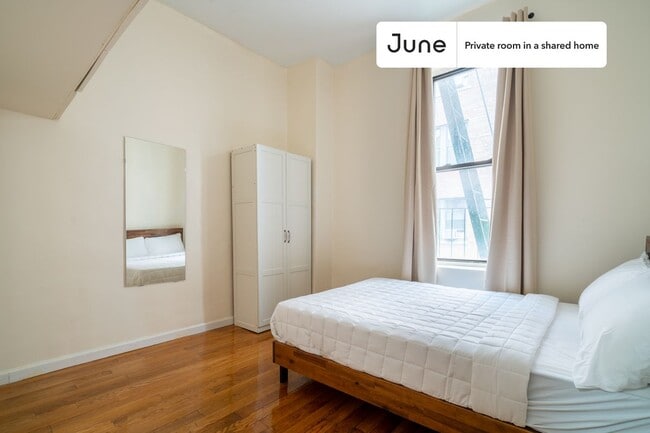 Building Photo - Private bedroom in 3 bed/1 bath Home
