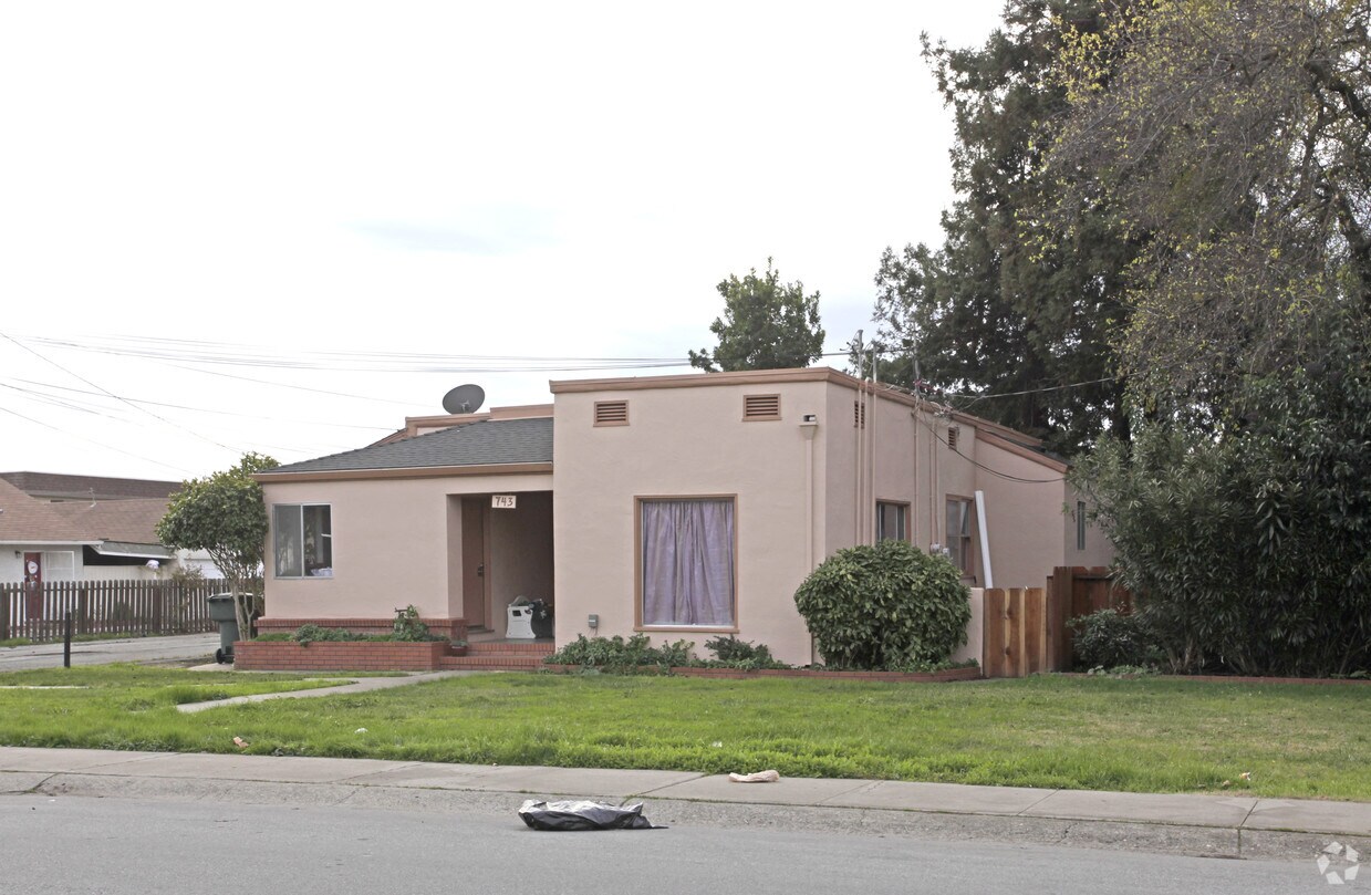 Building Photo - 743 South St