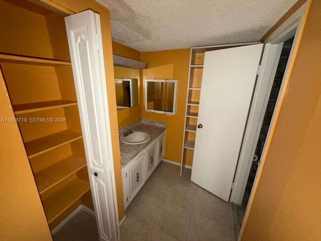 Foto del edificio - 4848 NW 24th Ct