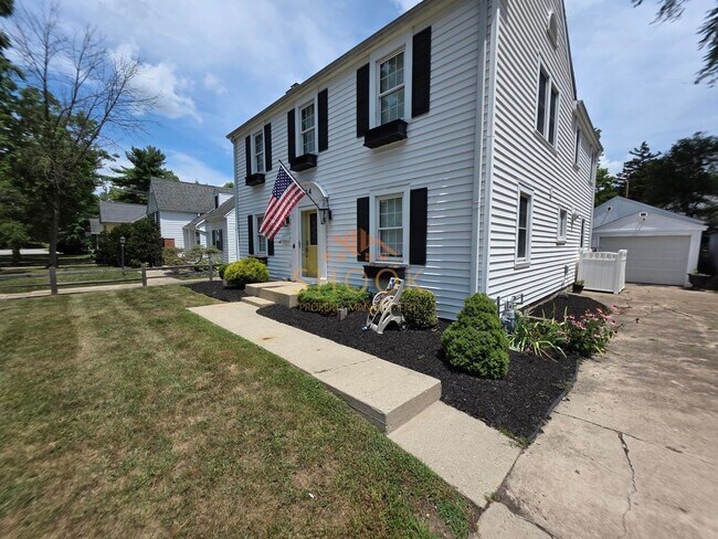 Foto del edificio - BEAUTIFUL AND UNIQUE 4 BR HOME ACROSS CAMPUS
