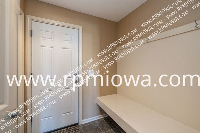 Building Photo - Johnston Townhome! 3 Bedroom, 2.5 Bathroom...