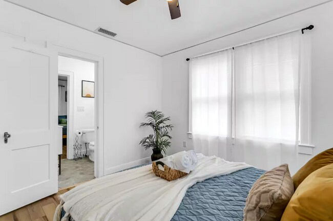 Foto del edificio - Furnished 2-Bedroom Corner Lot Home in Old...