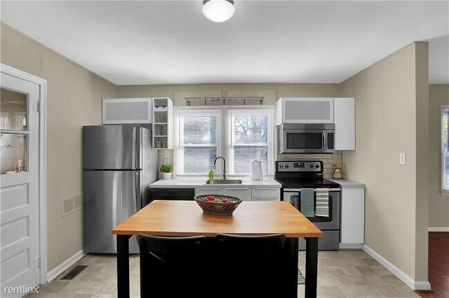 Building Photo - 2 br, 1 bath House - 3803 Carson Ave