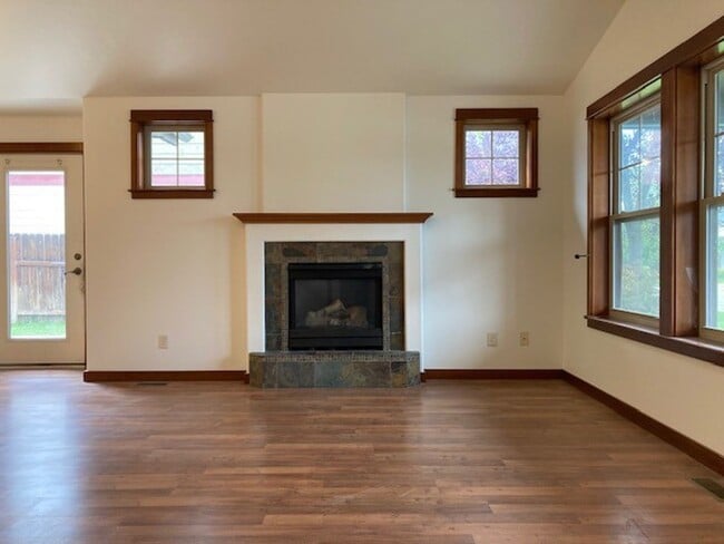 Building Photo - Beautiful 4 Bedroom Home in North Star Sub...