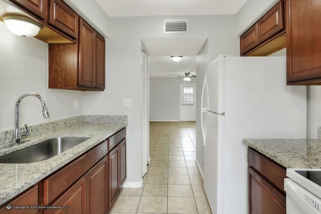 Foto del edificio - Cozy 2 Bedroom Apartment in Eagle Lake