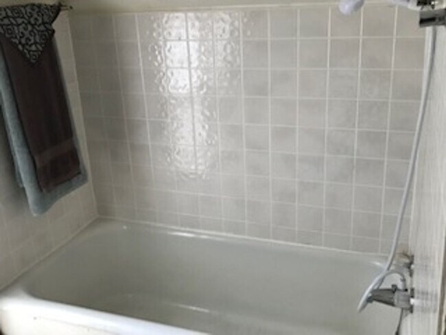 Building Photo - AVAILABLE NOW!