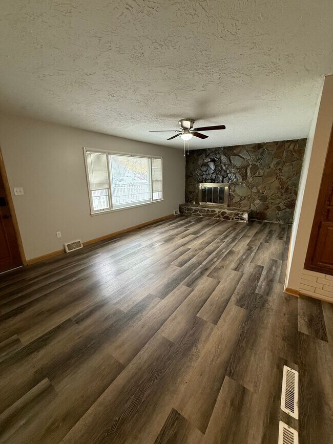 Building Photo - 210 E 23rd Ave