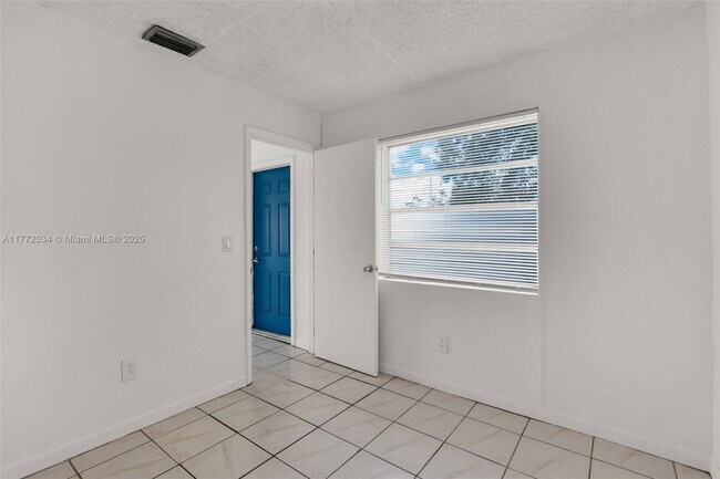 Foto del edificio - 6731 SW 15th St