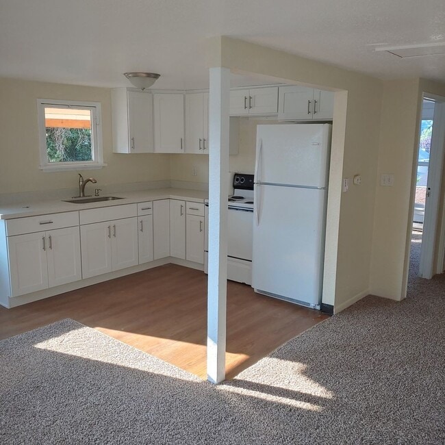 Building Photo - Upgraded 1 Bed 1 Bath Blocks from PSNS