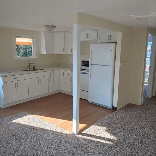Foto del edificio - Upgraded 1 Bed 1 Bath Blocks from PSNS