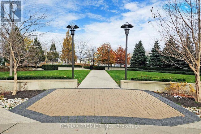 Photo du bâtiment - 235 Sherway Gardens Rd