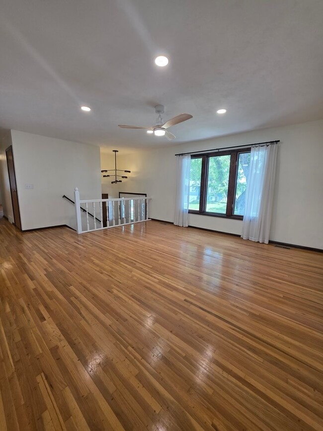 Building Photo - Spacious Three Bedroom in Millard!