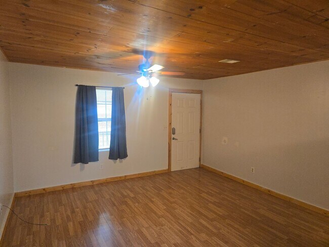 Foto del edificio - 15705 Hallmark Ln